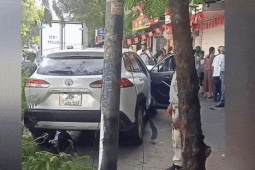 Ô tô tông 5 xe máy, húc bật gốc cây trên phố Trần Đại Nghĩa, Hà Nội
