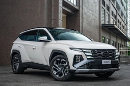 Hyundai Tucson 2025 còn  " thơm mùi mới "  bán lại với giá rẻ giật mình