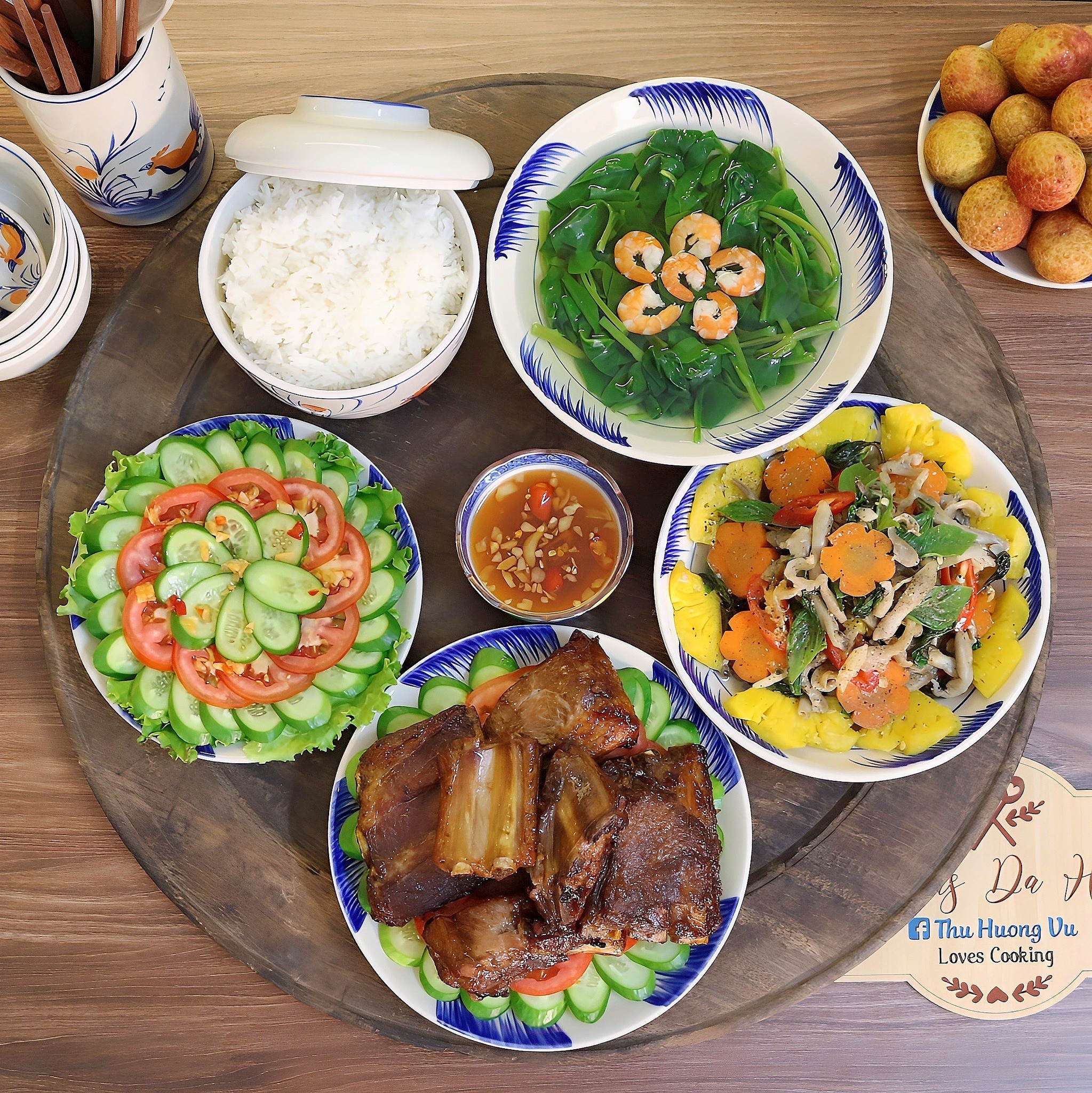 Sườn nướng ngũ vị - Ốc móng tay xào - Canh rau mồng tơi nấu tôm - Salad cà chua trộn dưa chuột