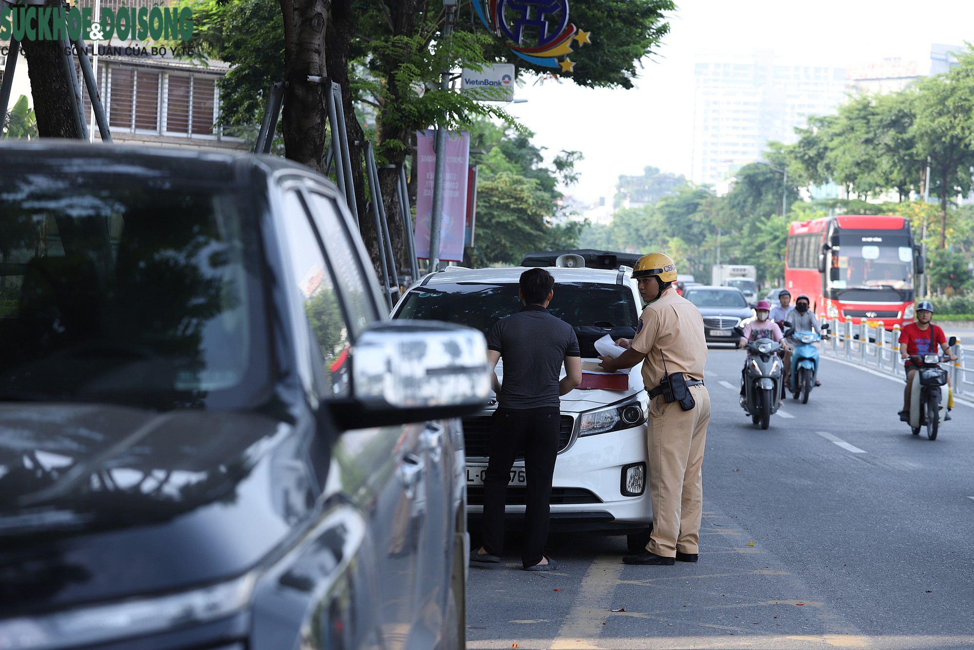 Xe máy &#39;lạc&#39; làn phải đi lùi trên đường Võ Chí Công ngày đầu phân làn cứng - 6