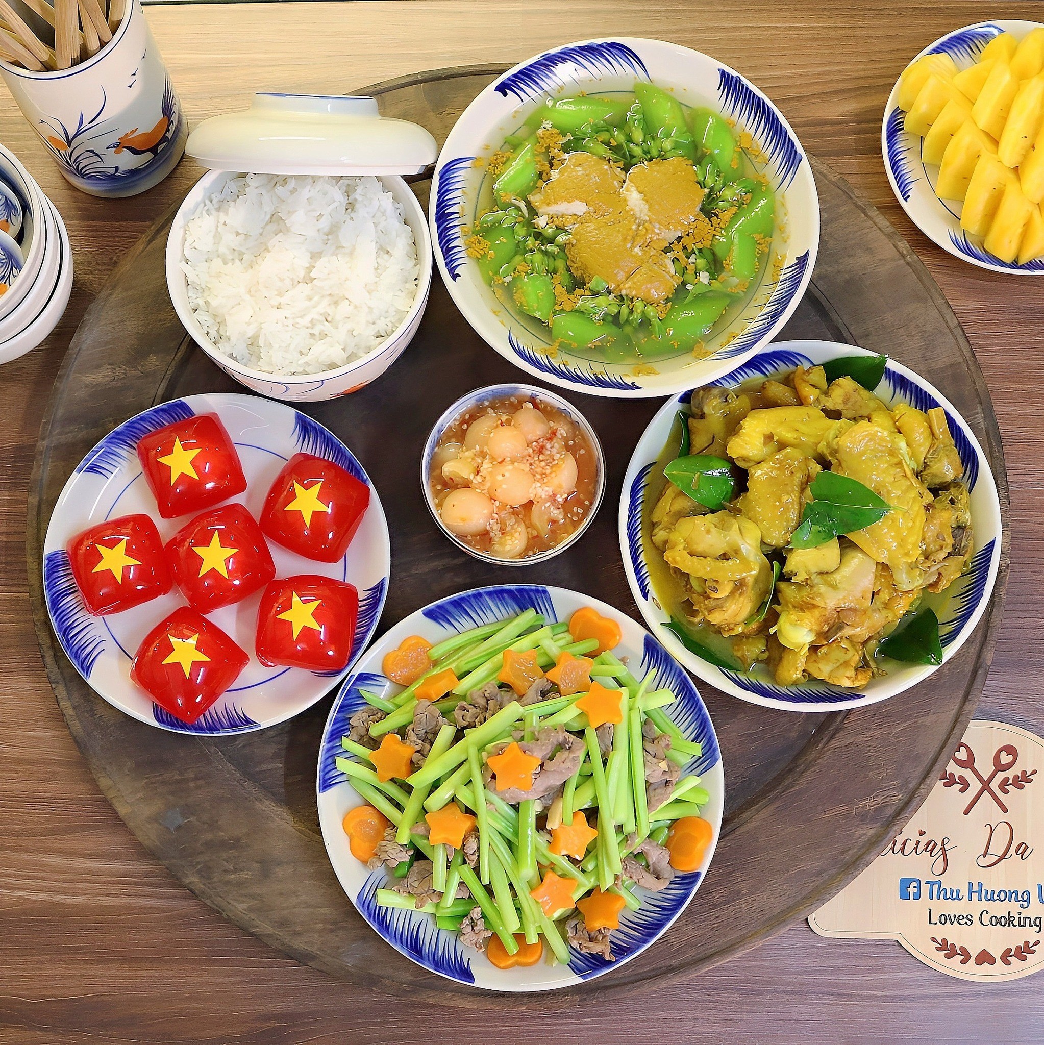 Gà ta rang gừng - Thịt bò xào ngồng tỏi - Canh cua nấu hoa thiên lý và mướp - Bánh xu xê