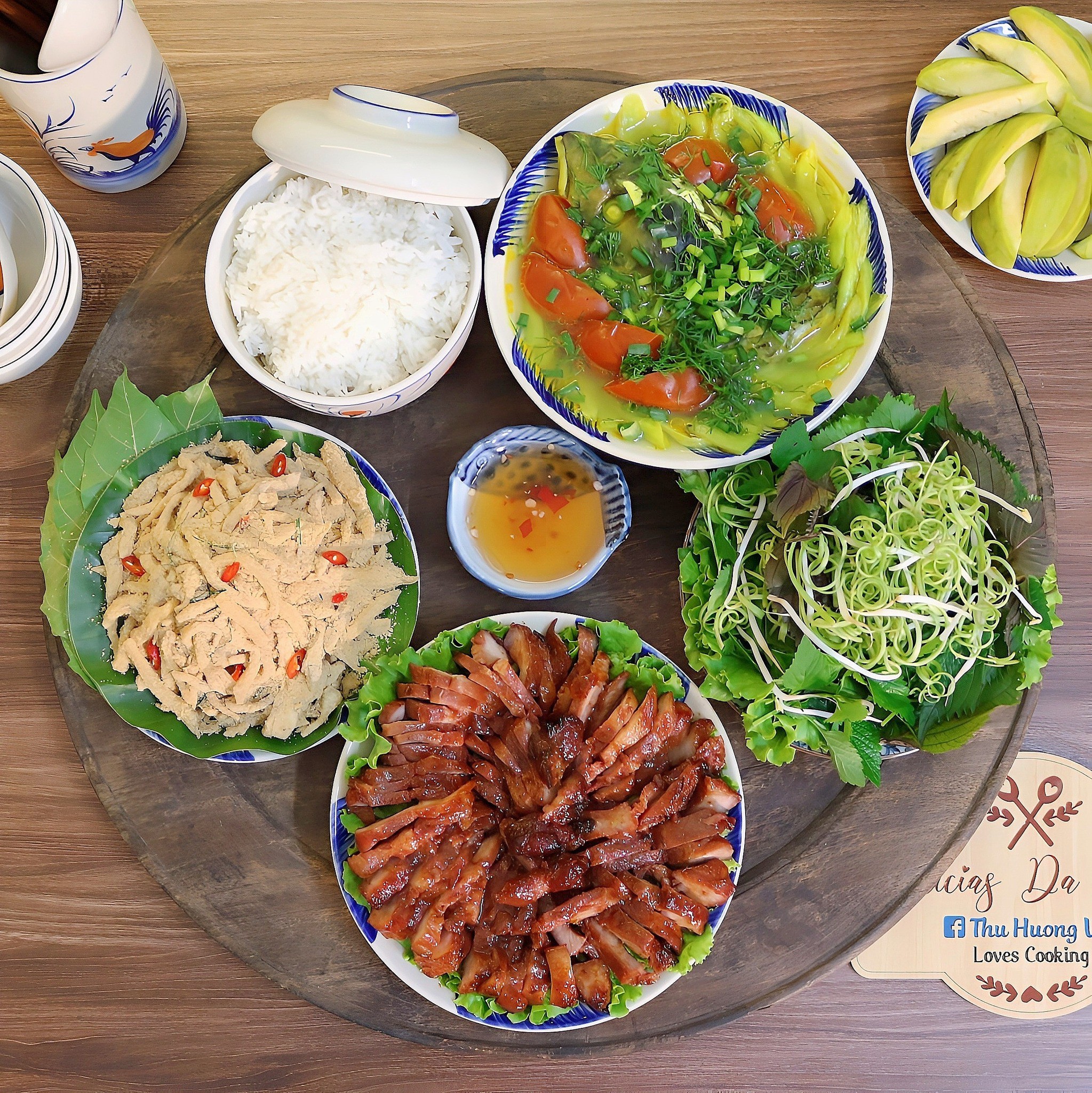 Thịt xá xíu - Nem thính lá sung - Canh chua cá nấu dọc mùng - Rau sống rau thơm