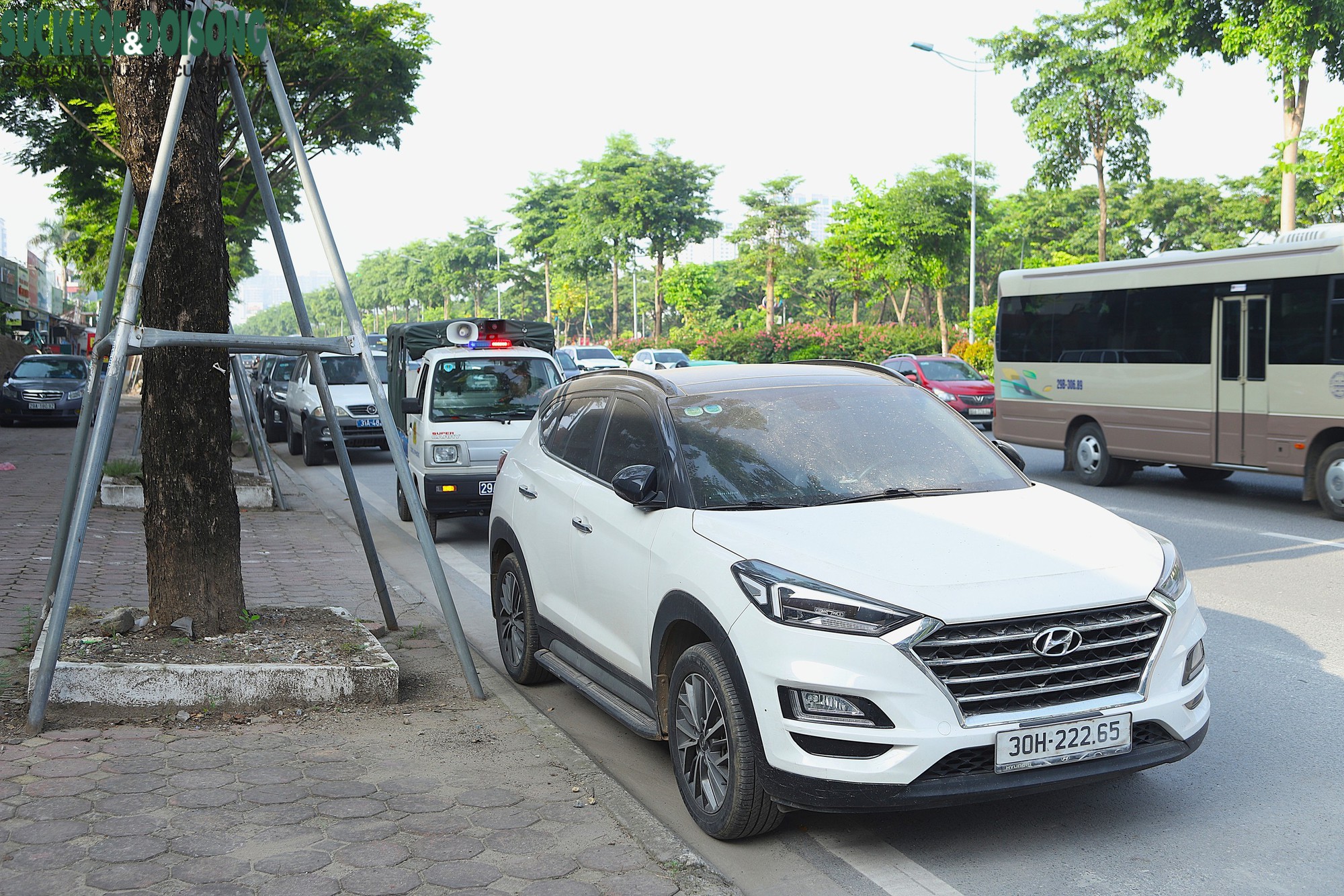 Nhiều xe ô tô dừng đỗ dọc tuyến Võ Chí Công trong sáng 9/7 bị yêu cầu di chuyển hoặc bị lập biên bản.