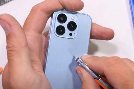 Thử nghiệm độ bền “iPhone Ultra Mini” giá chỉ 1,54 triệu đồng