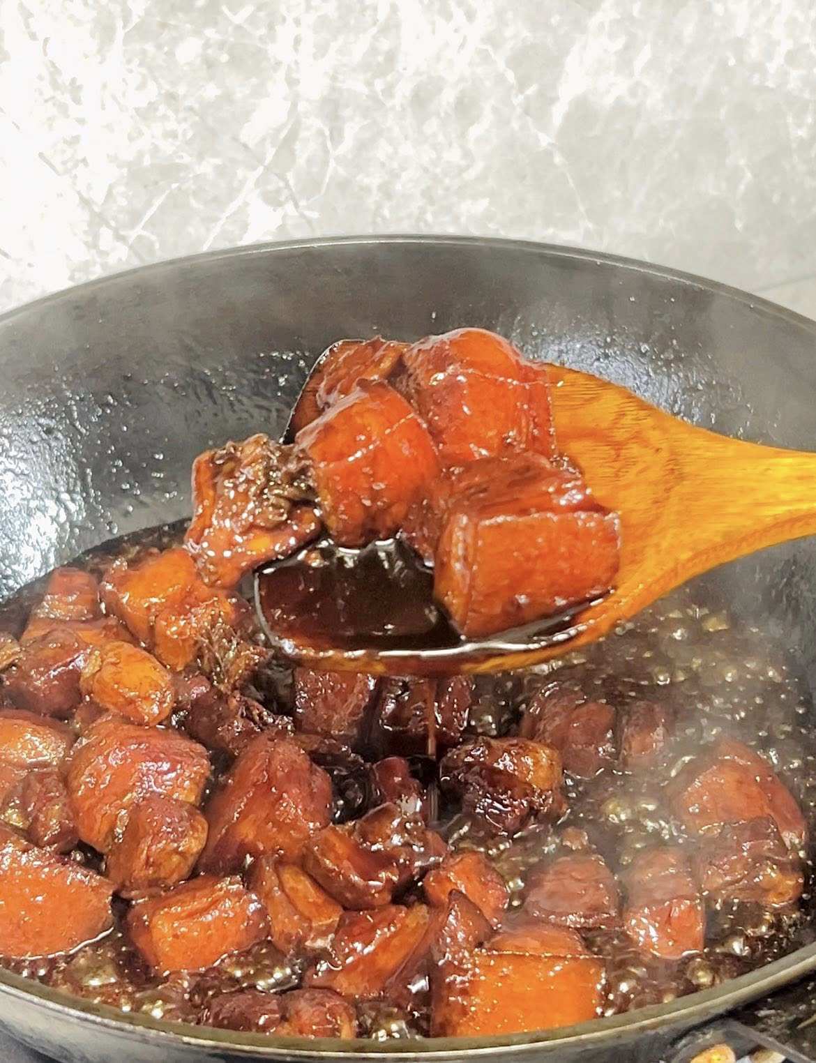 Thịt mềm, mỡ tan, thơm nức, đậm đà mà không ngán.&nbsp;Xới bát cơm nóng, chan miếng nước sốt là hết nồi cơm lúc nào không hay!