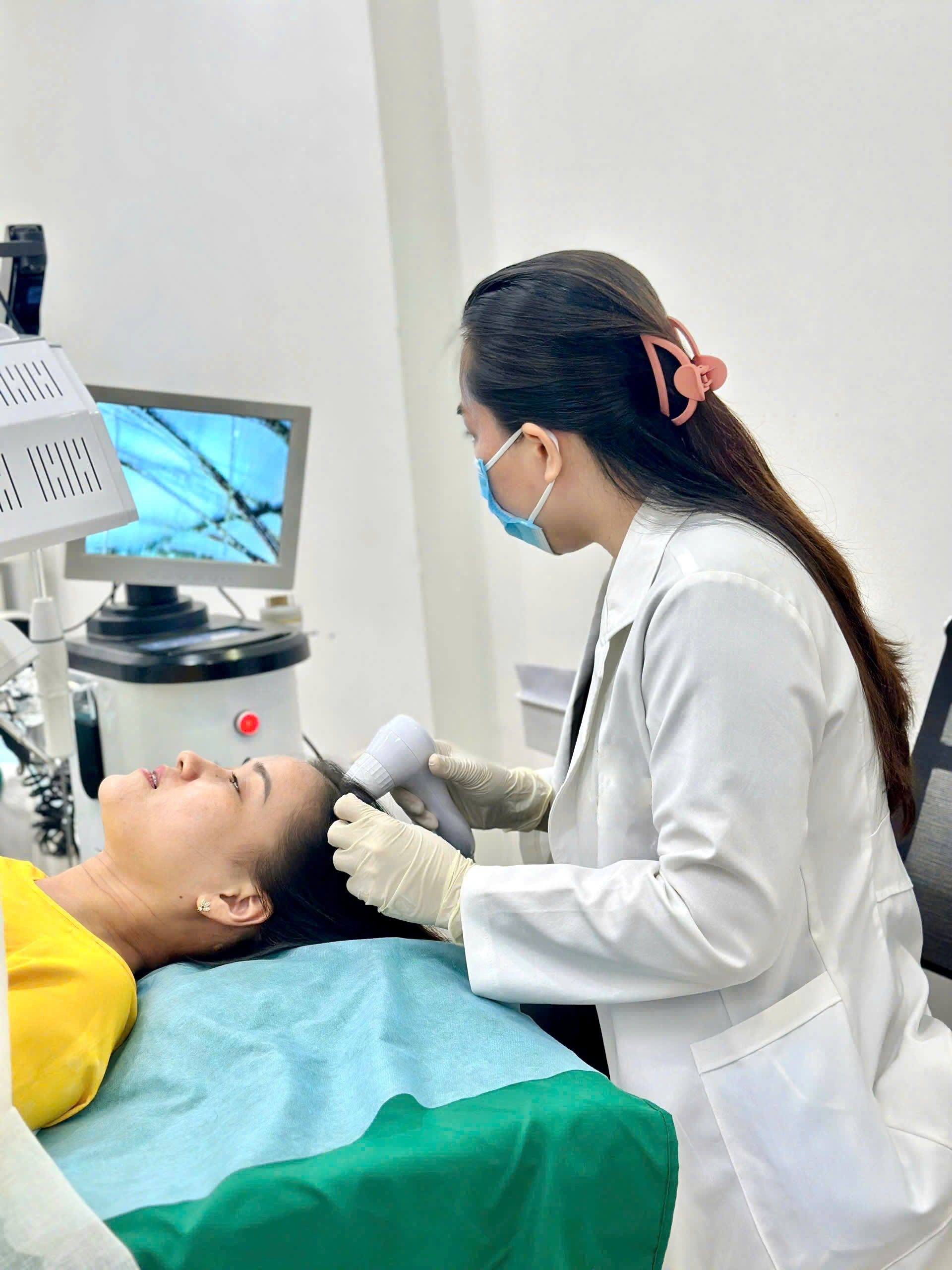 &nbsp;Bác sĩ Chuyên khoa da liễu Trương Cẩm Tú thăm khám, lên phác đồ điều trị cho khách hàng gặp phải tình trạng rụng tóc