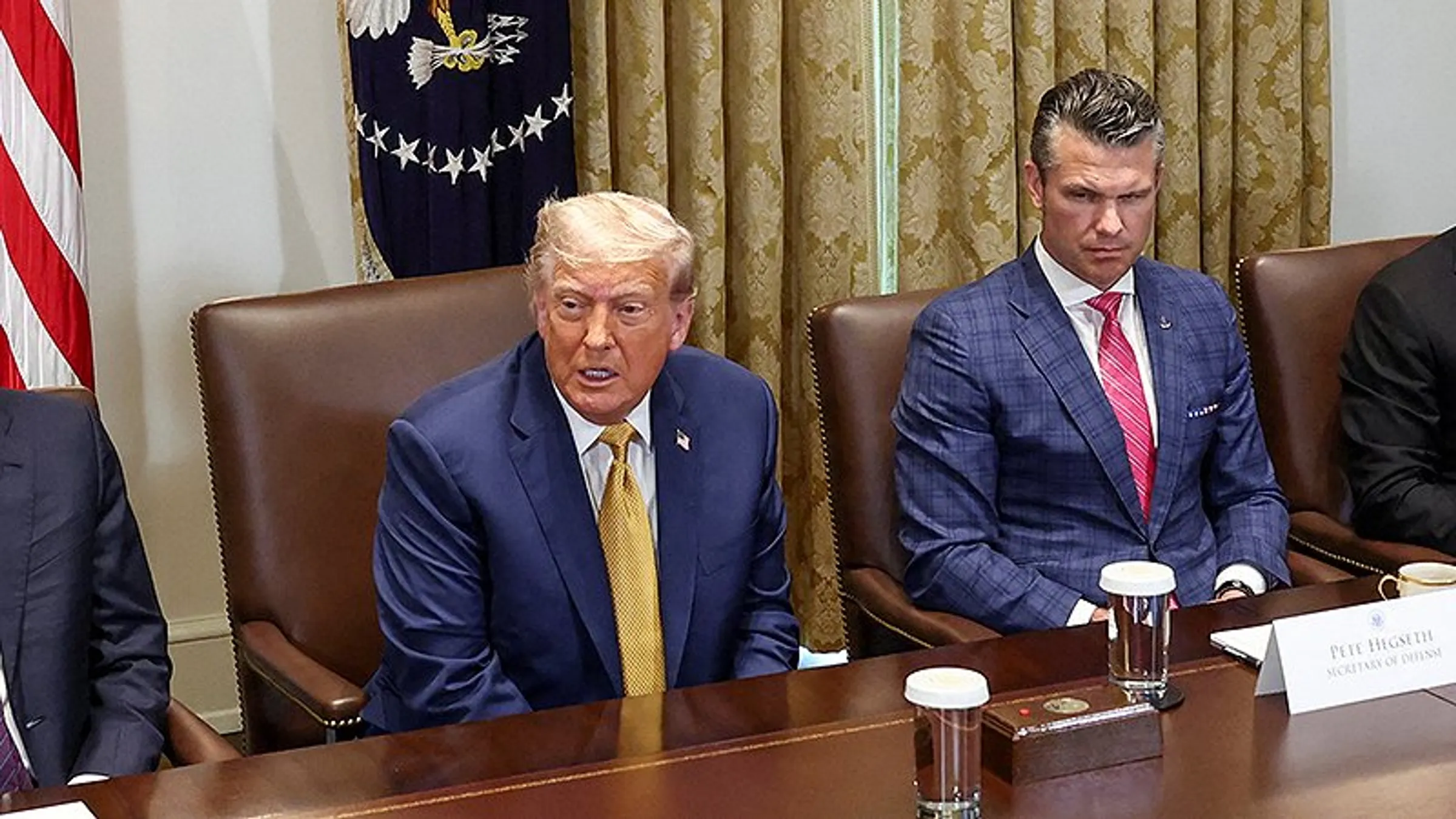 Bộ trưởng Quốc phòng Mỹ Pete Hegseth ngồi cạnh ông Trump trong cuộc họp nội các ngày 8/7. Ảnh: Reuters.