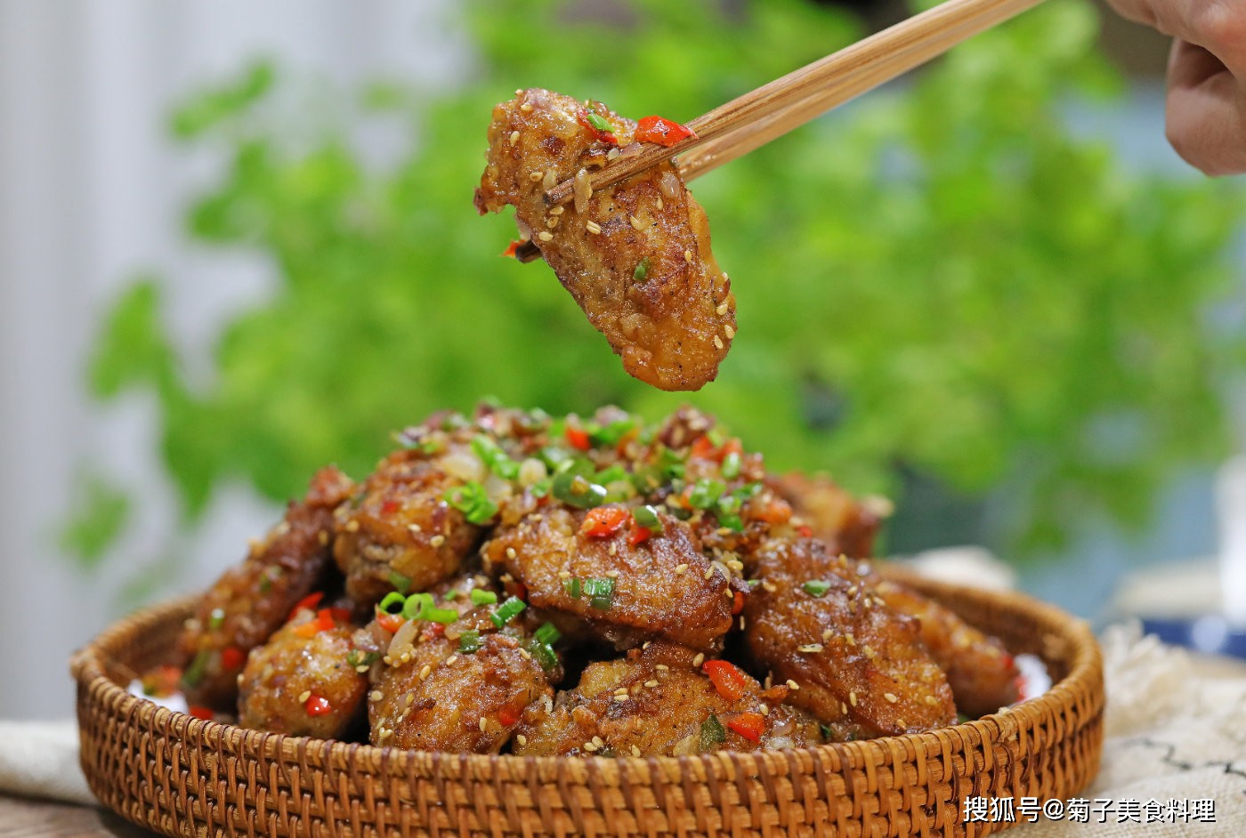 Món cánh gà này rất ngon.