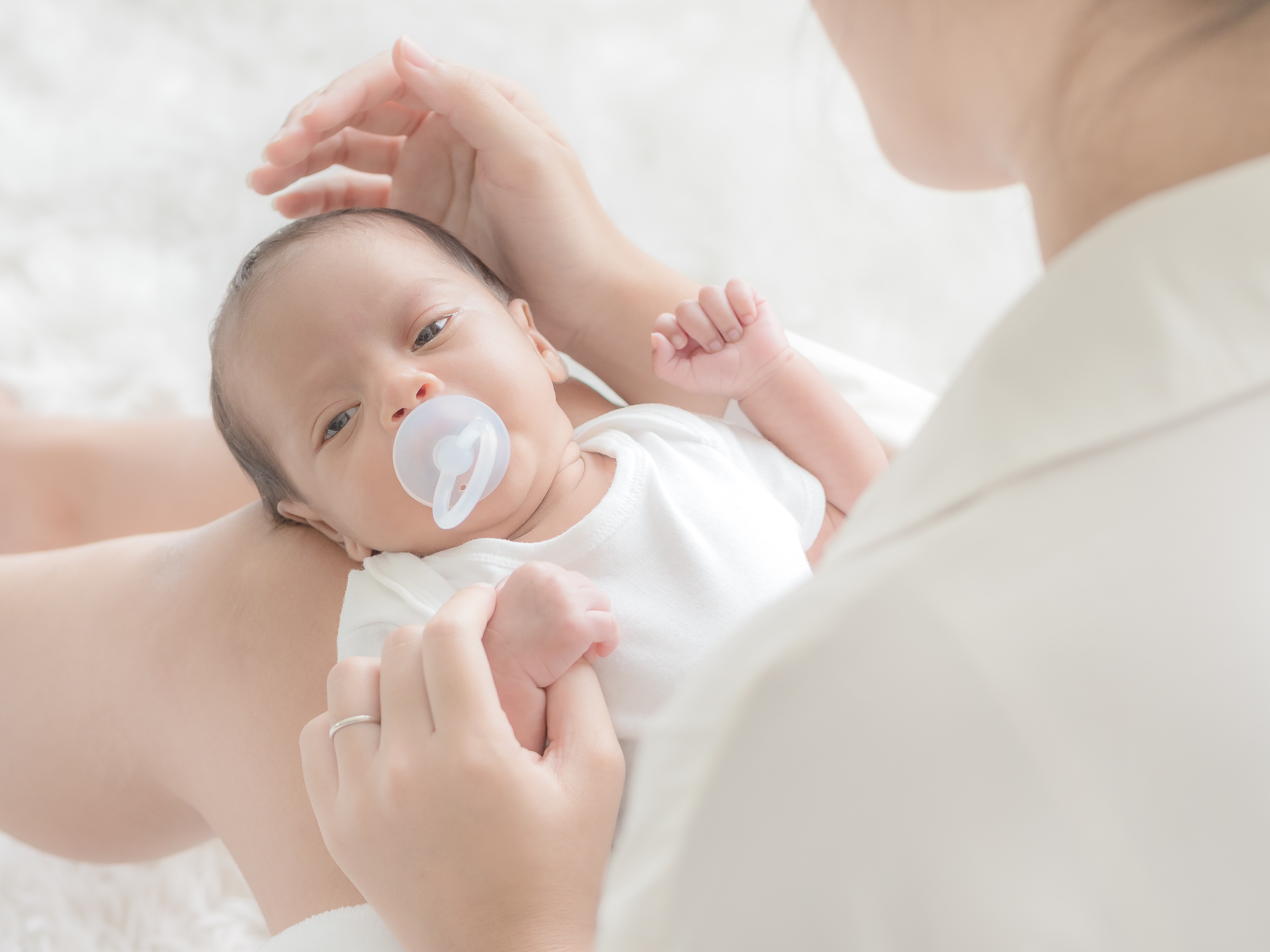 Tiêm vắc xin cúm cho mẹ bầu giúp truyền kháng thể bảo vệ con trong những tháng đầu đời. Ảnh: Vecteezy