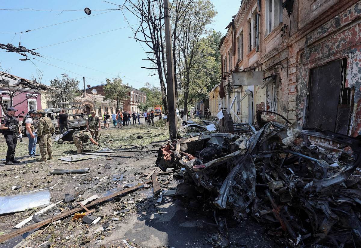 Hiện trường một vụ tập kích bằng UAV của Nga ở vùng Kharkiv vào ngày 7/7. Ảnh: Reuters.