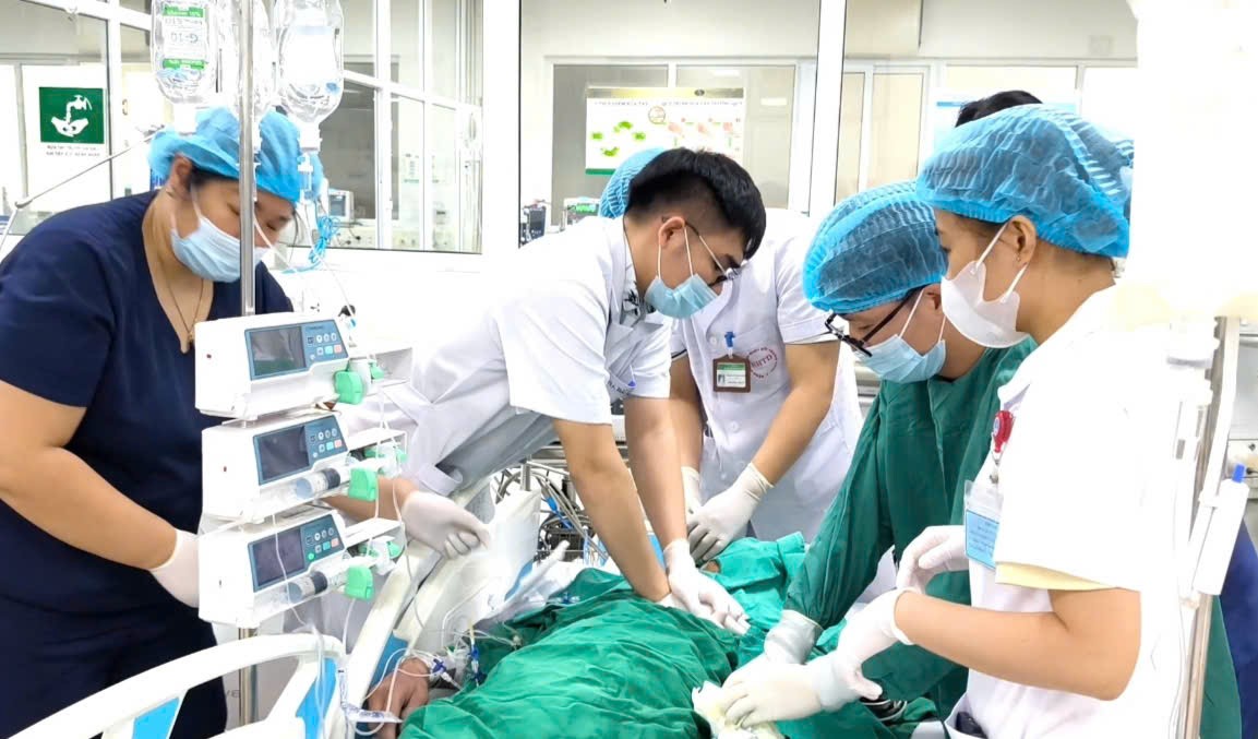 Bác sĩ ép tim cấp cứu cho bệnh nhân. 