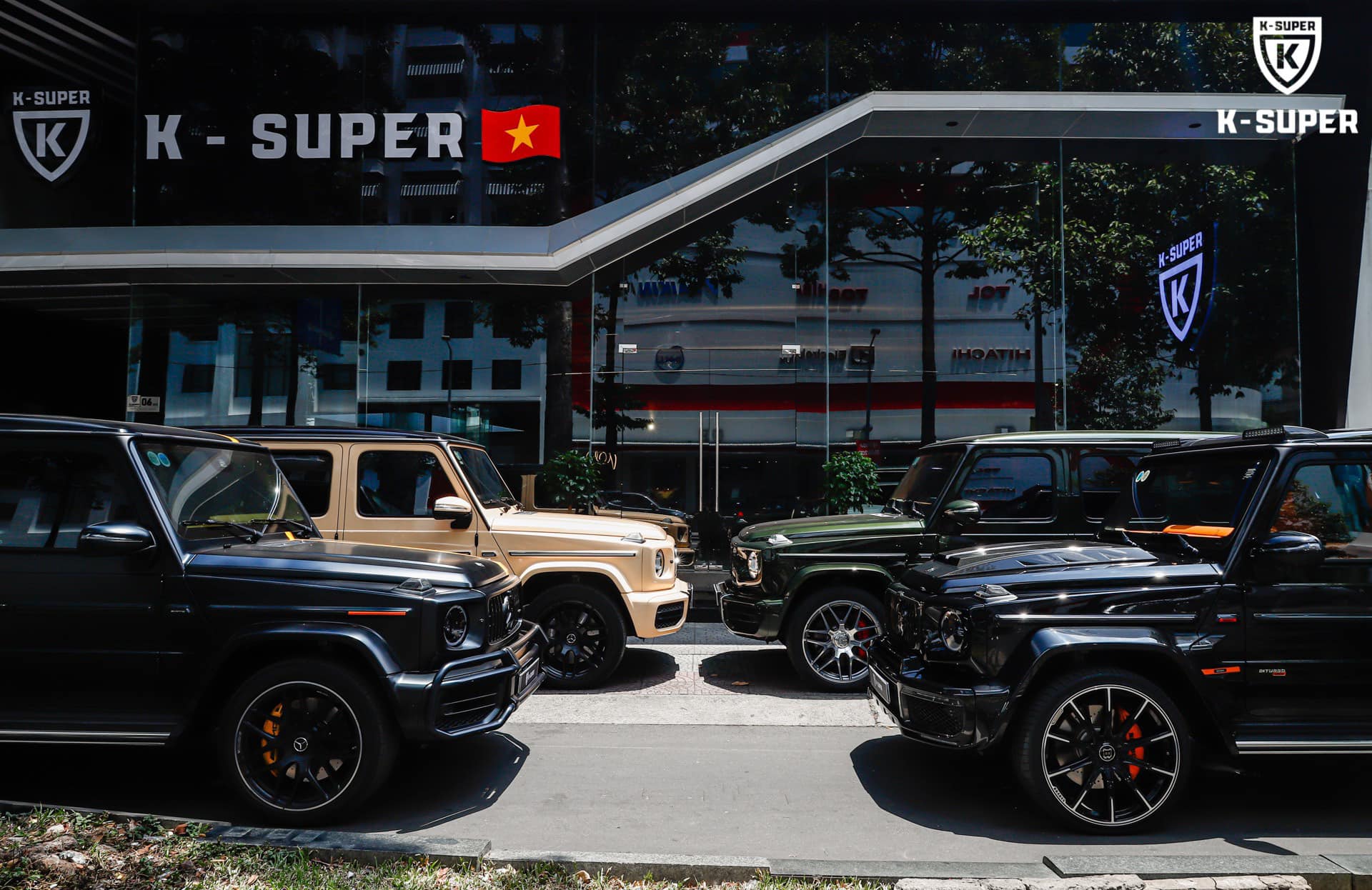 Showroom siêu xe của Phan Công Khanh&nbsp;có nhiều siêu phẩm khác đến từ các thương hiệu nổi tiếng như Lamborghini, Ferrari, McLaren, Rolls-Royce, Bentley...