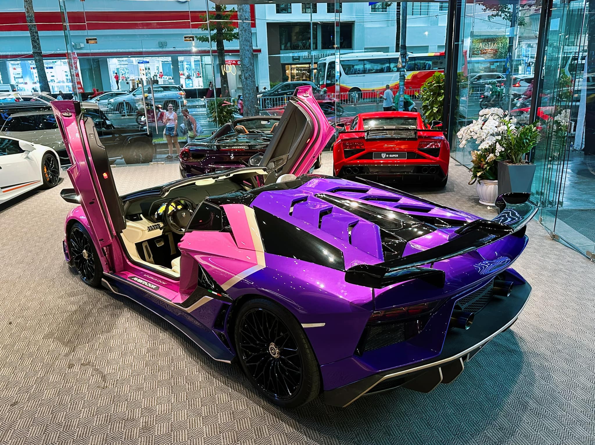 Lamborghini Aventador Roadster trị giá khoảng 30 tỷ đồng tại Việt Nam cũng được Phan Công Khanh chia sẻ trên trang cá nhân.&nbsp;