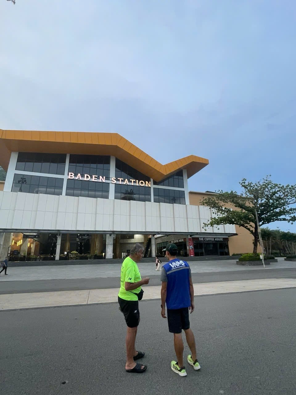 Các chuyên gia thực hiện đo đường chạy đạt chuẩn quốc tế AIMS tại chân núi Bà Đen. Ảnh: Nexus