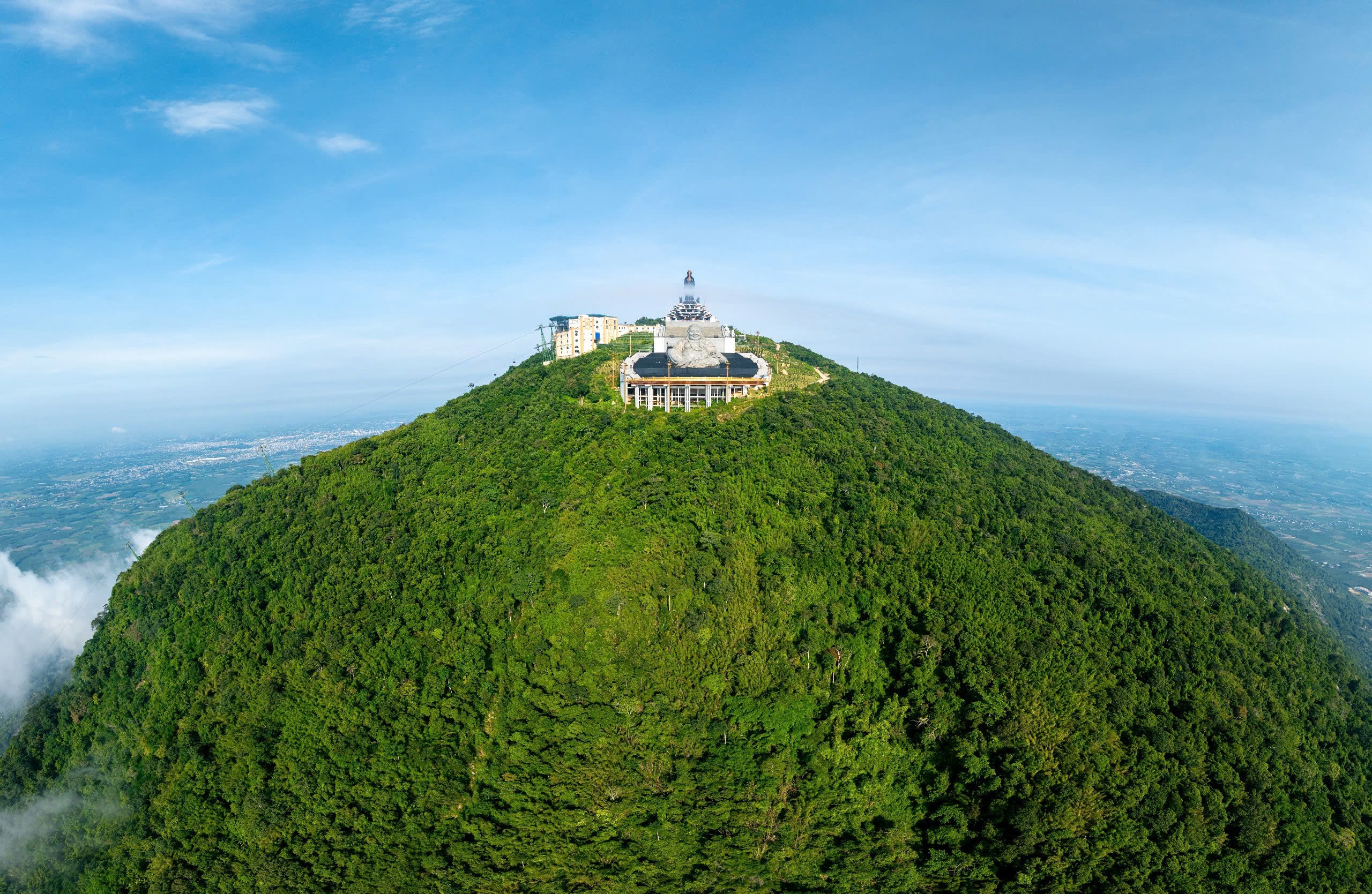 Núi Bà Đen điểm đến biểu tượng của Tây Ninh. Ảnh: Sun Group