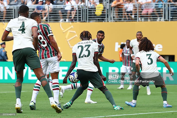 Bóng chạm tay Chalobah trong một tình huống gây tranh cãi