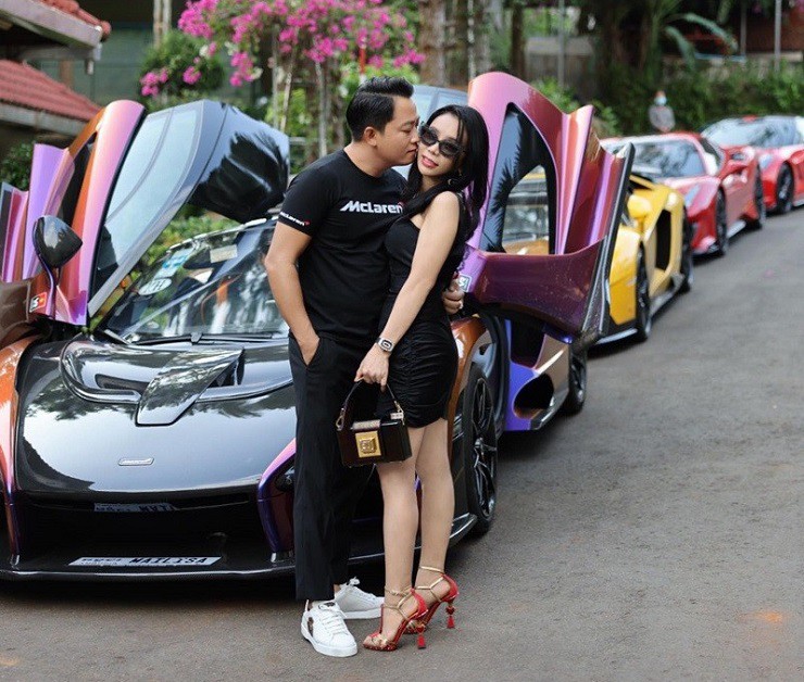 Vợ chồng Mailisa bên dàn siêu xe trăm tỷ.