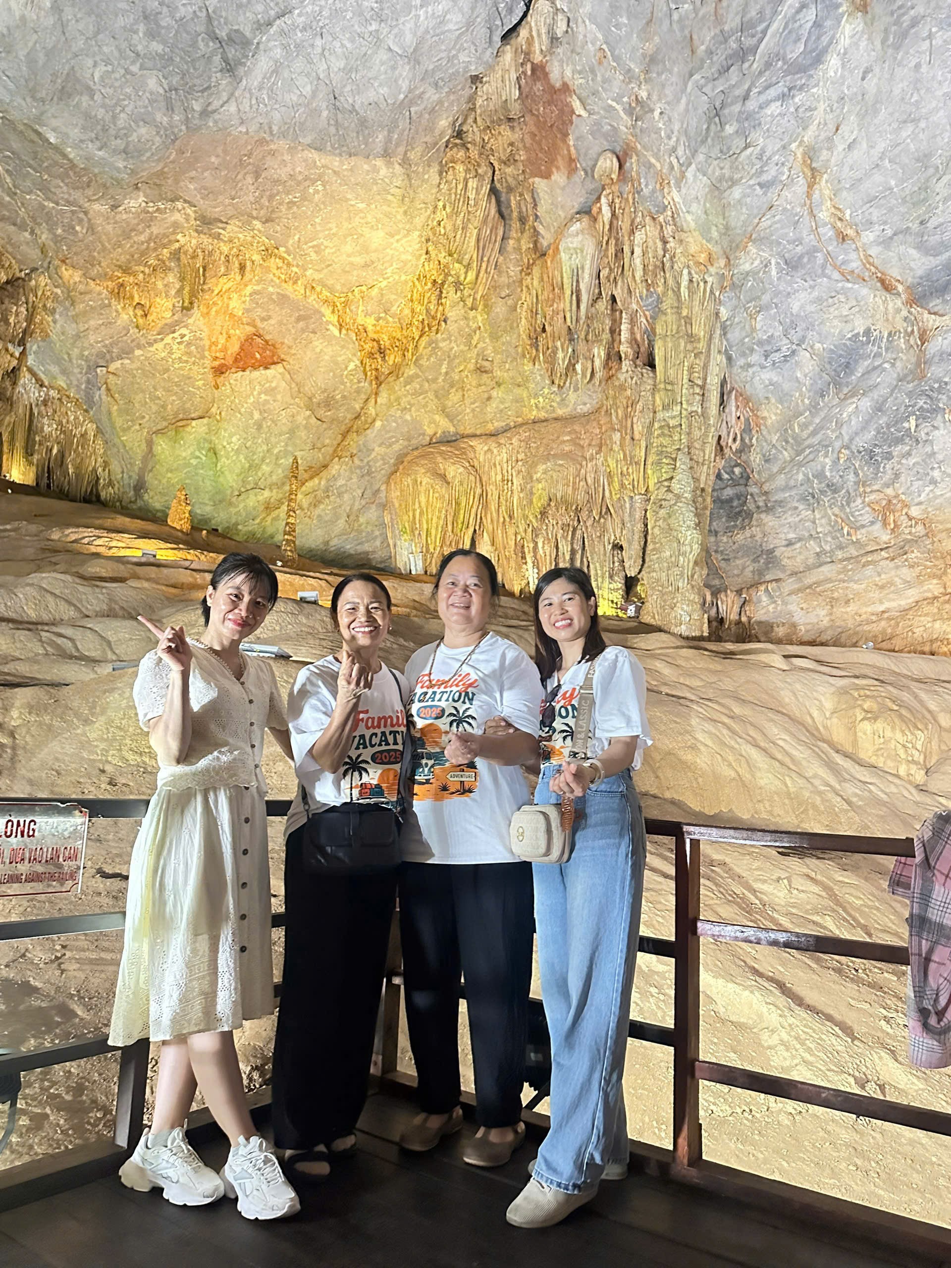 Mọi người tham quan Động Thiên đường