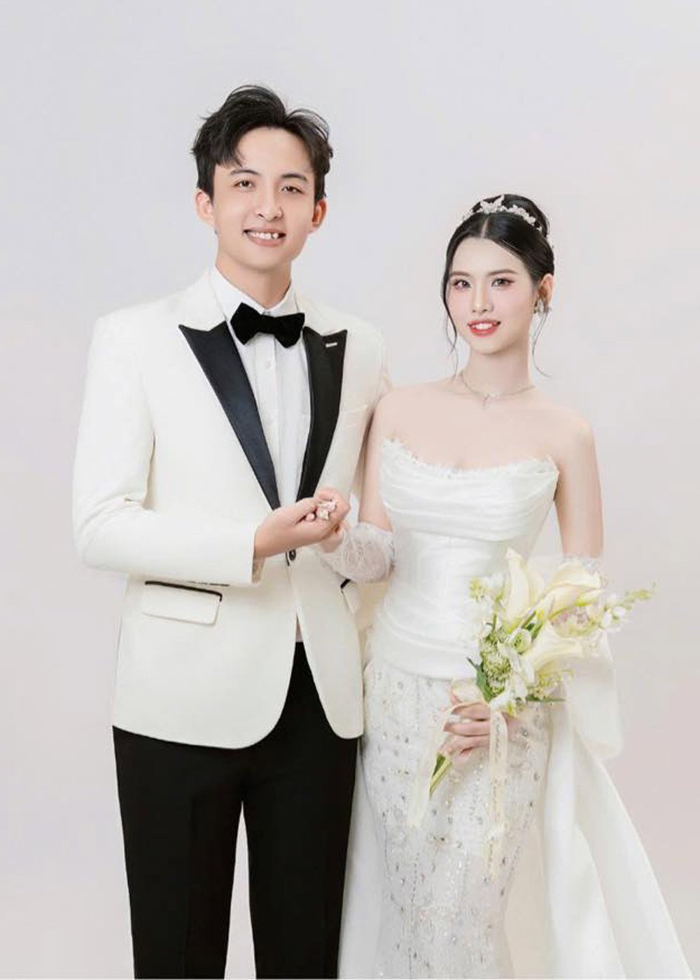 Vợ chồng Huỳnh Như (ảnh trái) và vợ chồng Trung Hậu (ảnh phải) có kỷ niệm đáng nhớ trong ngày cưới