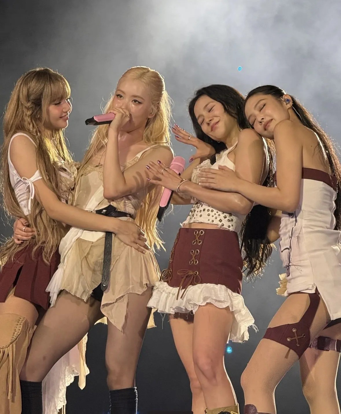 Twice (trái) và BlackPink đối đầu khi phát hành nhạc cùng thời điểm ngày 11/7. Ảnh: JYP, X. Twice (trái) và BlackPink đối đầu khi phát hành nhạc cùng thời điểm ngày 11/7. Ảnh: JYP, X.