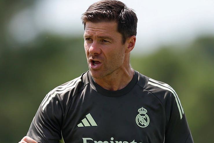 HLV Alonso không thể tham gia buổi họp báo trước trận gặp PSG