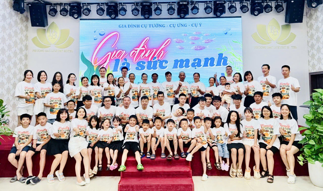 Cả đại gia đình đã tổ chức bữa tiệc ấm cúng tại Quảng Bình