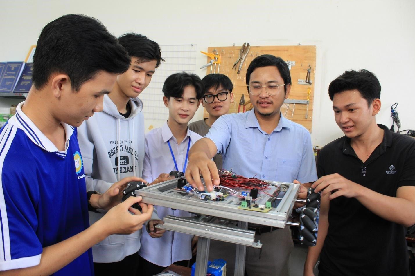 Giảng viên đồng hành cùng sinh viên trong học tập và nghiên cứu