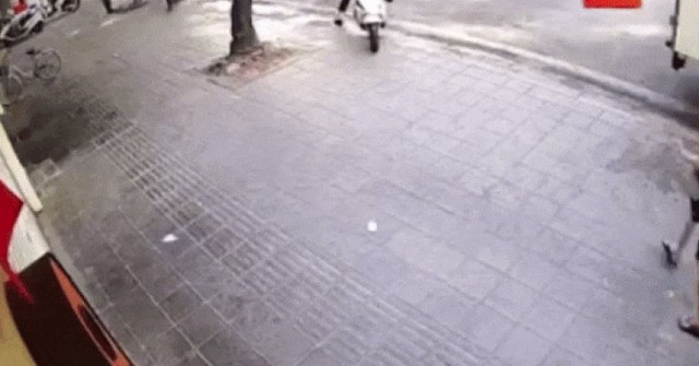 Video vụ ô tô đâm hàng loạt xe máy tại ngã tư Đ...