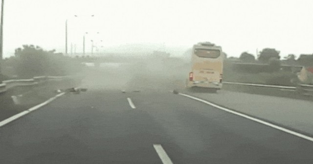 Ô tô nổ lốp lật ngửa trên cao tốc Cầu Giẽ - Nin...
