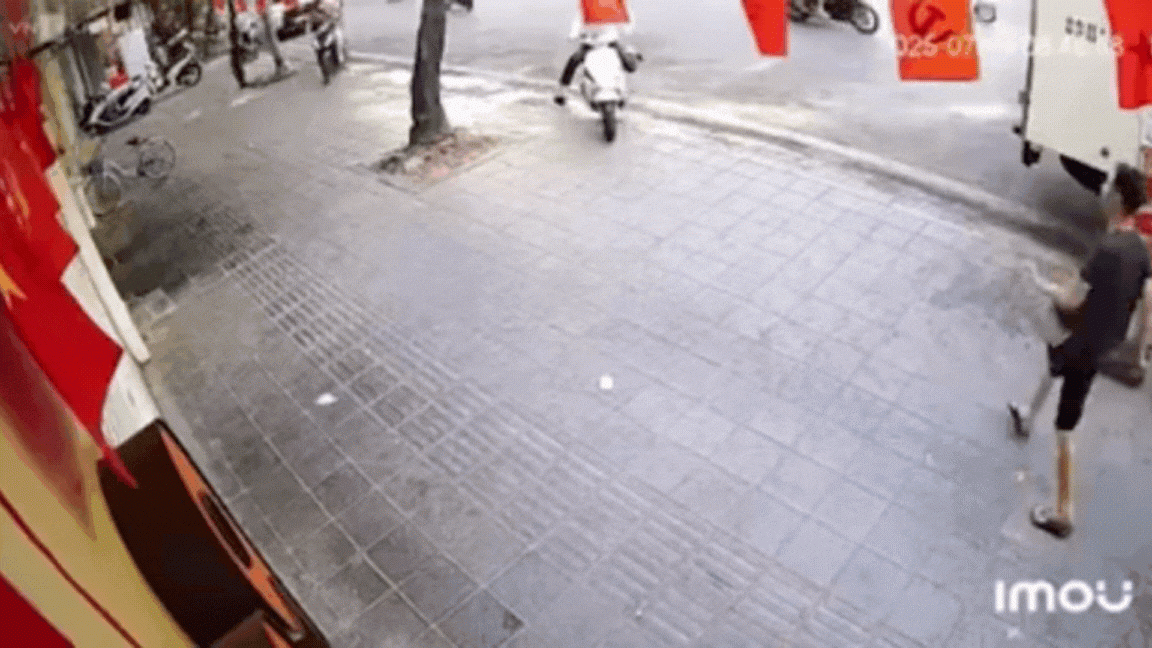 Video vụ ô tô đâm hàng loạt xe máy tại ngã tư Đại La - Trần Đại Nghĩa - 1