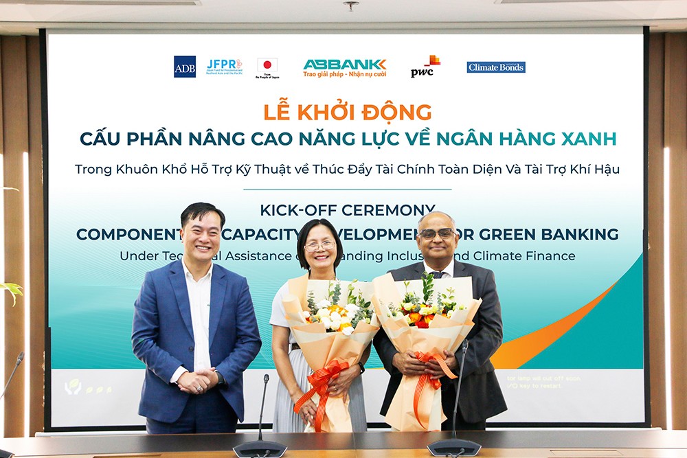Đại diện ABBANK, ông Phạm Duy Hiếu – Tổng Giám đốc tặng hoa cho Lãnh đạo các đối tác là ông Shantanu Chakraborty – Giám đốc Quốc gia của ADB tại Việt Nam và bà Đinh Thị Quỳnh Vân - Chủ tịch Công ty TNHH PwC Việt nam.