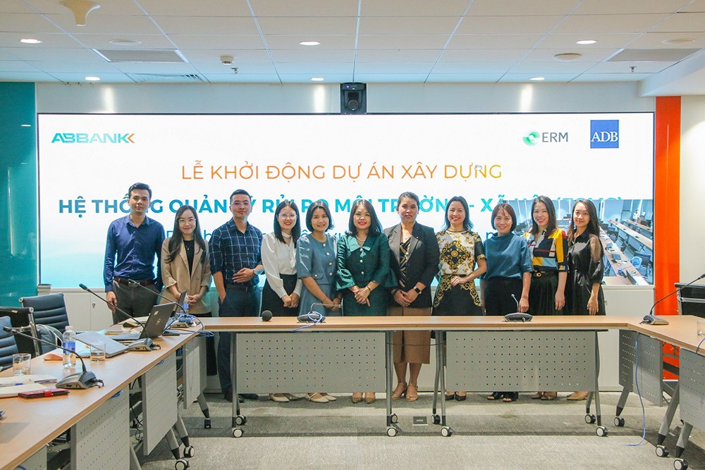 Trước đó, ABBANK đã phối hợp cùng ADB và ERM chính thức khởi động dự án triển khai ESMS nhằm hỗ trợ ngân hàng và khách hàng doanh nghiệp quản trị hiệu quả các rủi ro môi trường và xã hội.