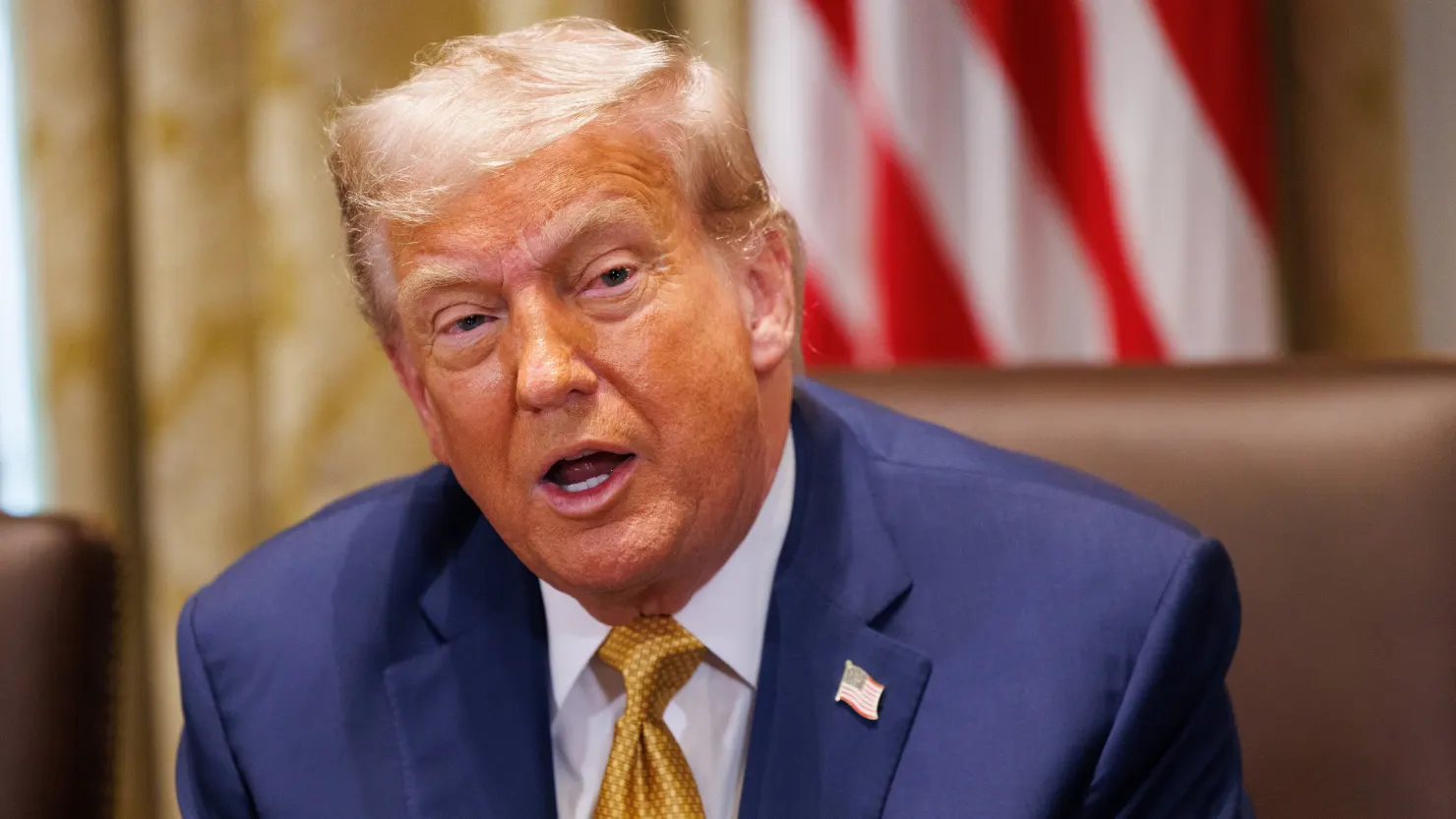 Ông Trump dọa áp thuế 200% với mặt hàng này - 1