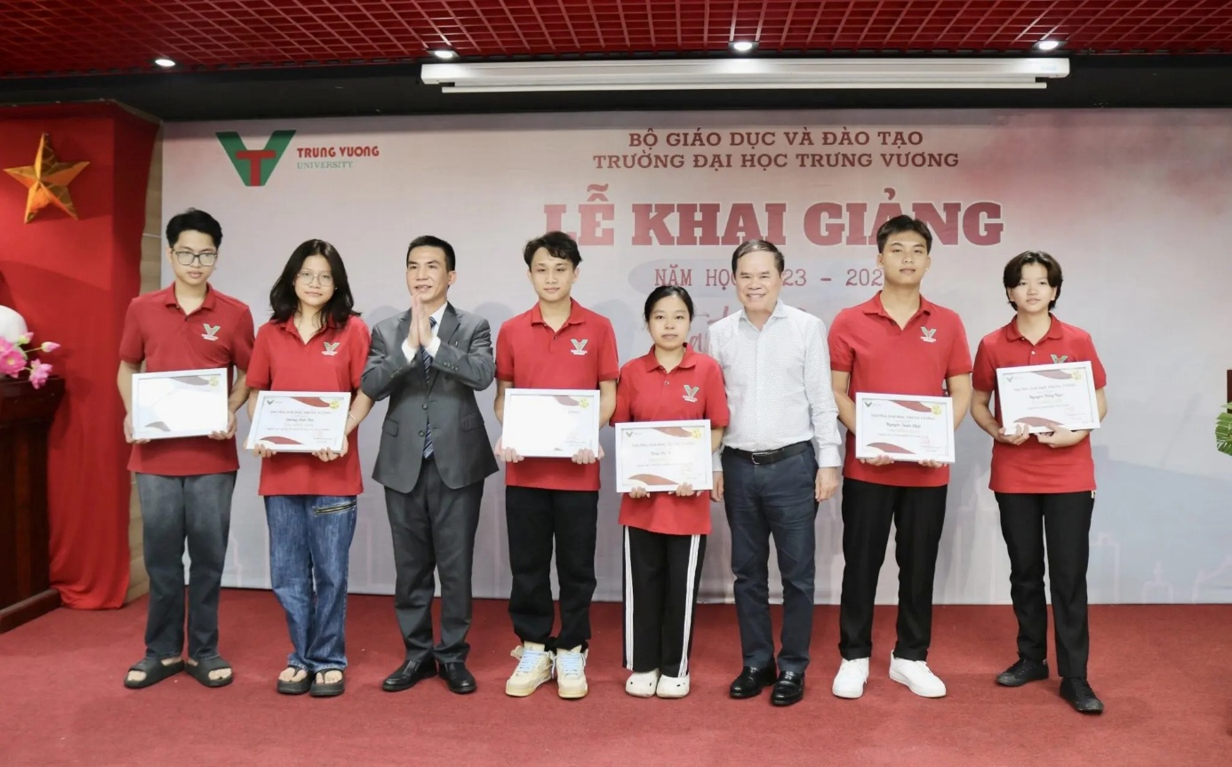 Trường Đại học Trưng Vương nhận Bằng khen của UBND tỉnh Vĩnh Phúc vì thành tích xuất sắc năm học 2024–2025 - 4