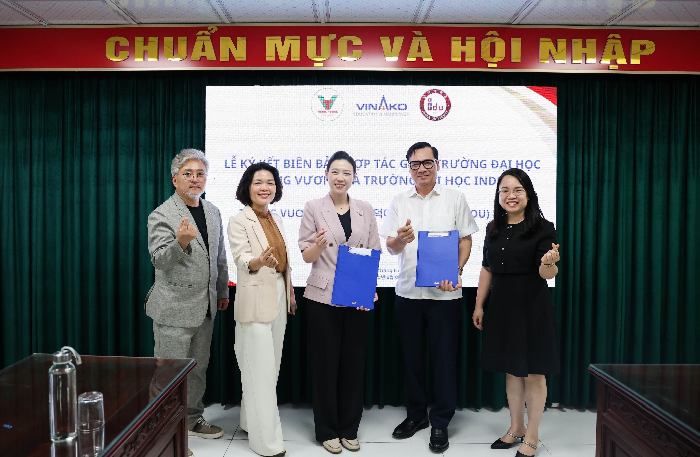Trường Đại học Trưng Vương nhận Bằng khen của UBND tỉnh Vĩnh Phúc vì thành tích xuất sắc năm học 2024–2025 - 2