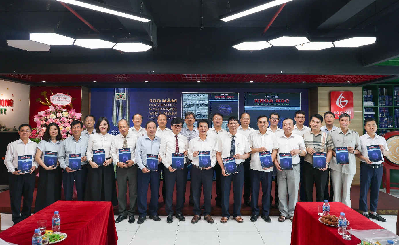 Trường Đại học Trưng Vương nhận Bằng khen của UBND tỉnh Vĩnh Phúc vì thành tích xuất sắc năm học 2024–2025 - 3