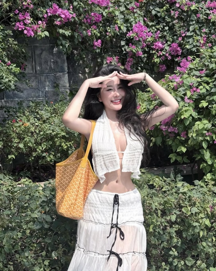 Không chỉ dừng lại ở bộ bikini hút mắt, Võ Ngọc Trân còn mang đến một phong cách đi biển khác với set đồ trắng tinh khôi. Cô diện áo crop top quây khoe eo thon kết hợp cùng chân váy dài, nhẹ nhàng và bay bổng, nhưng vẫn toát lên vẻ gợi cảm tự nhiên.