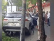 Ô tô tông 5 xe máy, húc bật gốc cây trên phố Trần Đại Nghĩa, Hà Nội