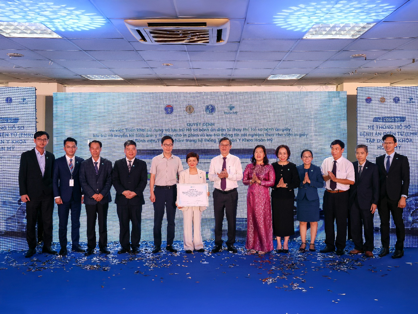 Đại diện Bộ Y tế trao quyết định triển khai sử dụng và lưu trữ hồ sơ Bệnh án điện tử cho Tập đoàn y khoa Hoàn Mỹ