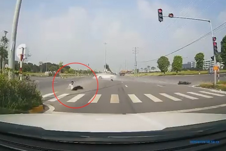 Clip: Đâm văng chục mét vì vượt đèn đỏ, thanh niên "bật dậy" như phim hành động