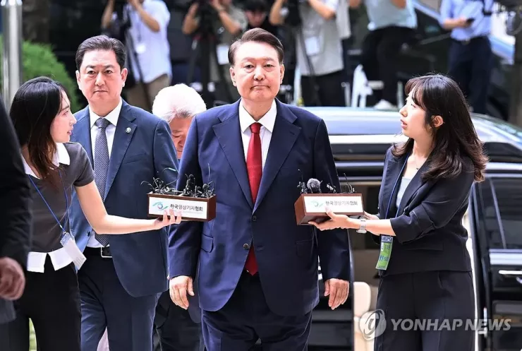 Cựu Tổng thống Hàn Quốc Yoon Suk-Yeol (tgiữa) đến Tòa án Quận Trung tâm Seoul ở thủ đô Seoul (Hàn Quốc) vào ngày 9-7 để tham dự phiên điều trần về vụ thiết quân luật. Ảnh: YONHAP