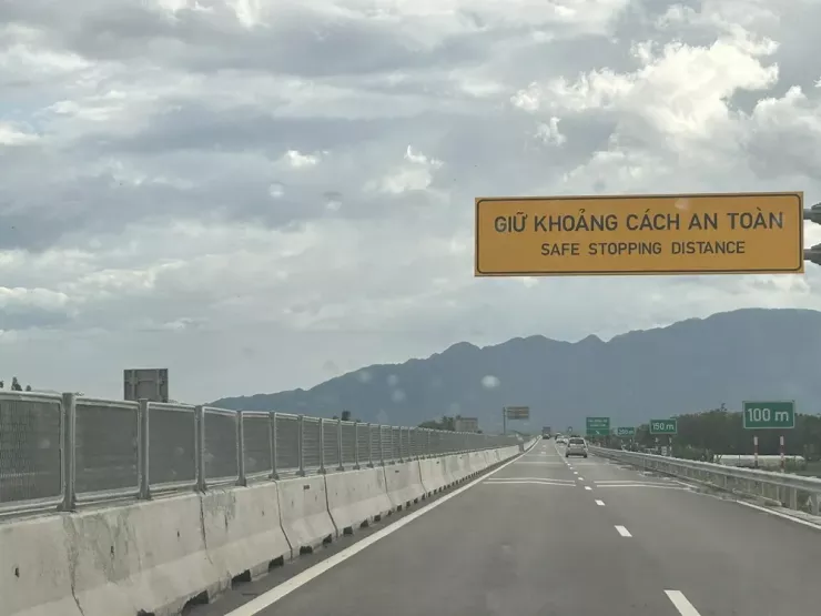 Biển báo giữ khoảng cách an toàn trên cao tốc. Ảnh: PHƯƠNG NAM