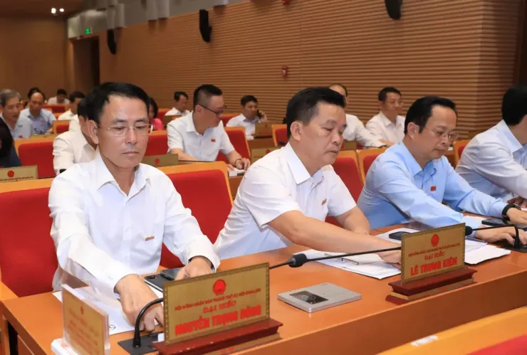 Các địa biểu HĐND TP Hà Nội bấm nút biểu quyết thông qua Nghị quyết quy định cơ chế hỗ trợ bữa ăn bán trú cho học sinh tiểu học trên địa bàn Hà Nội vào chiều 9-7.