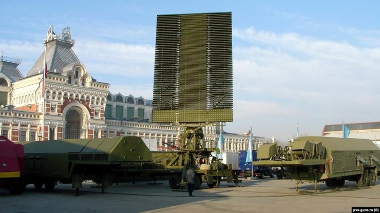 Trạm radar Protivnik-GE trong trạng thái bật tung của tổ hợp Nebo-M, cùng các bộ phận khác cùng hệ thống. Ảnh: pvo.guns.ru.