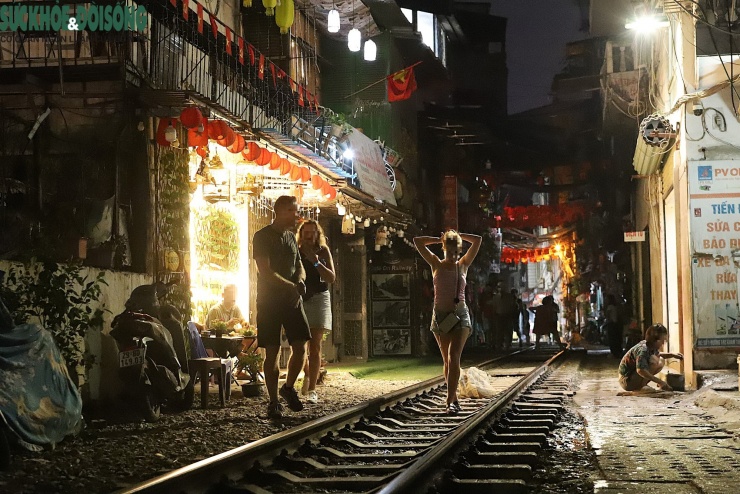 Khi phố đường tàu Trần Phú bị siết chặt kiểm soát người ra vào thì một khu vực phố đường tàu khác tại phường Văn Miếu - Quốc Tử Giám (từ Khâm Thiên - Lê Duẩn) lại trở nên tấp nập, thu hút đông du khách.