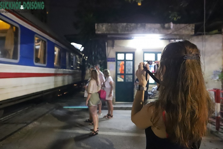 Khi tàu đến, nhiều du khách nước ngoài đứng khá gần khu vực tàu chạy để quay phim, chụp ảnh, tiềm ẩn nguy cơ mất an toàn.
