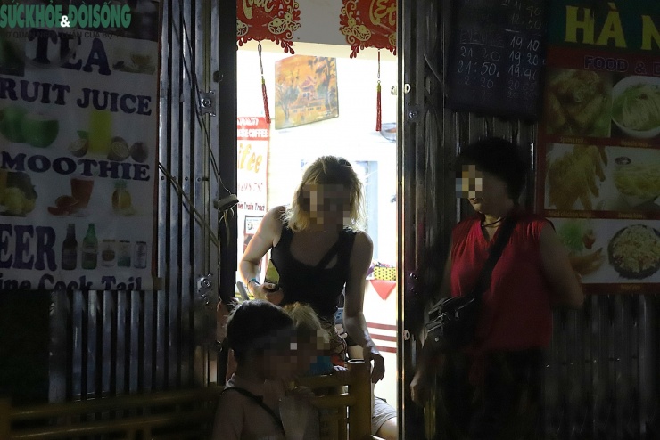 Nhiều hộ dân đóng cửa vội vàng, có du khách còn chưa kịp ra khỏi khu vực phố đường tàu.