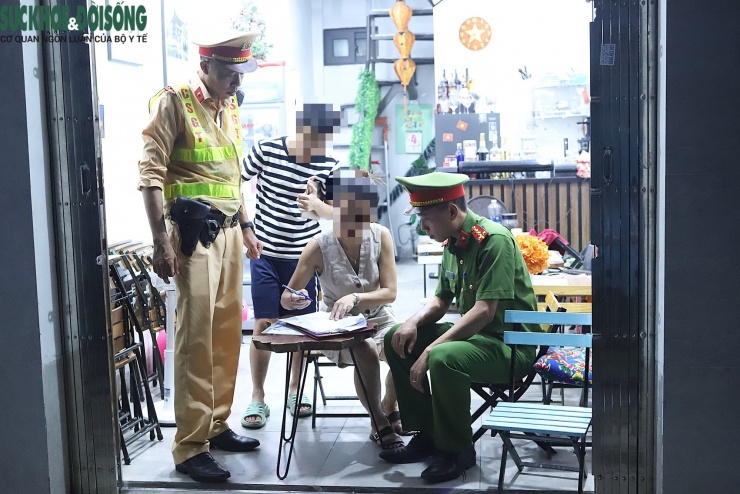 Các hộ dân được yêu cầu ký cam kết không vi phạm khu vực hành lang an toàn đường sắt.