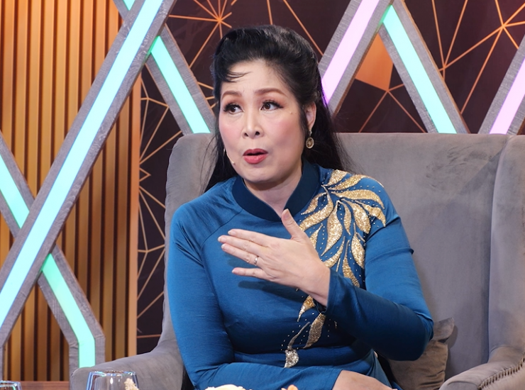 NSND Hồng Vân trong một chương trình truyền hình.