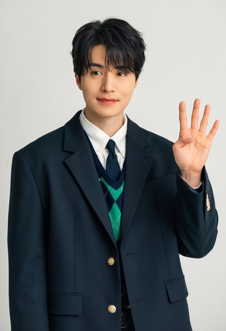 Theo Osen, Lee Dong Wook được khán giả bàn luận nhiều khi đóng chính phim truyền hình The Nice Guy của đài jTBC, dự kiến lên sóng ngày 18/7. Anh thủ vai Park Seok Chul - trưởng thành trong gia đình xã hội đen nhưng ôm mộng làm tiểu thuyết gia, rơi vào lưới tình với Kang Mi Young (Lee Sung Kyung). Trên Daum, Pann hay Instagram, fan nói chờ đợi tác phẩm vì diễn xuất "bùng nổ", nét điển trai của Lee Dong Wook. Tài tử và Lee Sung Kyung - bạn diễn thua anh chín tuổi - cũng được khen đẹp đôi. Ảnh: Kingkong by Starship